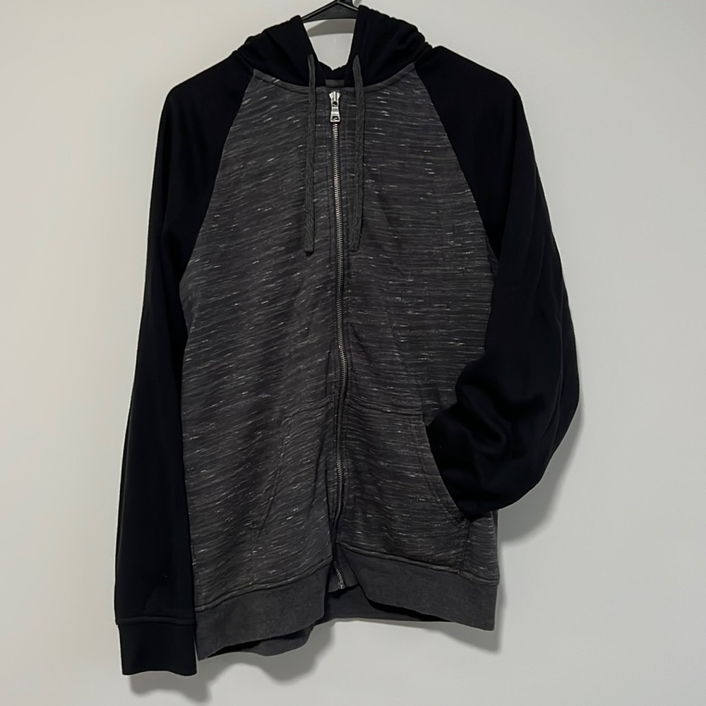URBAN PIPELINE - Men’s Zip-Up Hoodie. SIZE: MEDIUM.